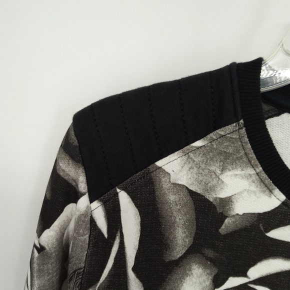 BLACK KAVIAR ROSE FLORAL SWEATSHIRT SIZE MEDIUM - Picture 6 of 8